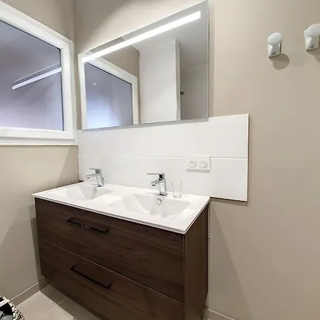 Grande Entièrement Rénovée Avec Piscine Villa *