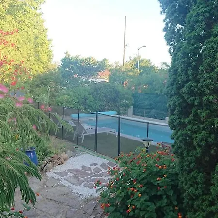 Grande Entièrement Rénovée Avec Piscine *