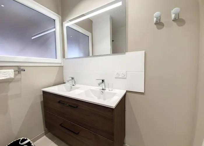 Grande Entierement Renovee Avec Piscine Villa *