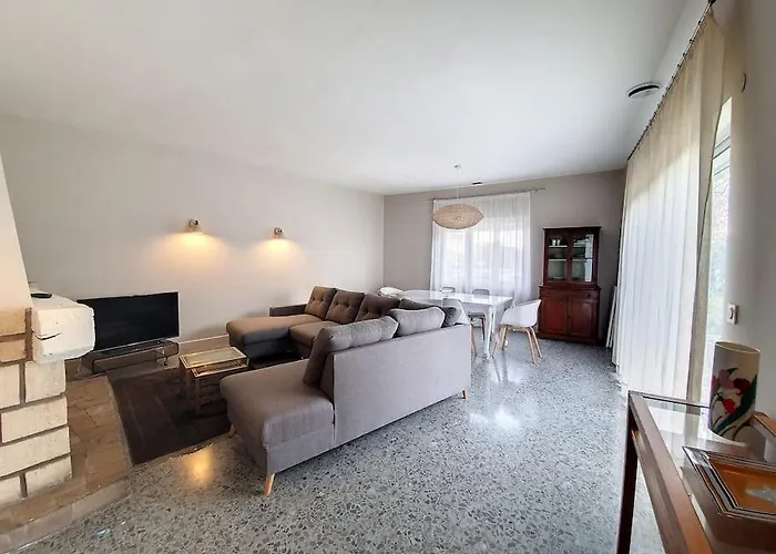 Villa Grande Entierement Renovee Avec Piscine *