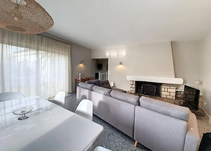 Grande Entierement Renovee Avec Piscine *