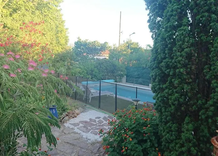 Grande Entierement Renovee Avec Piscine *