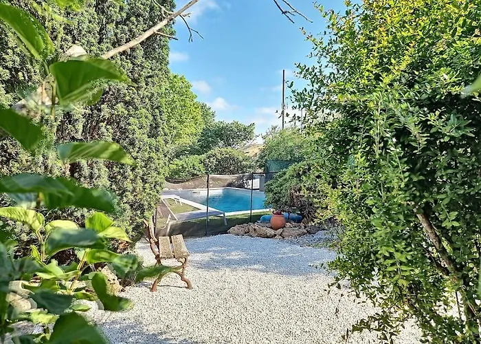 Grande Entierement Renovee Avec Piscine *